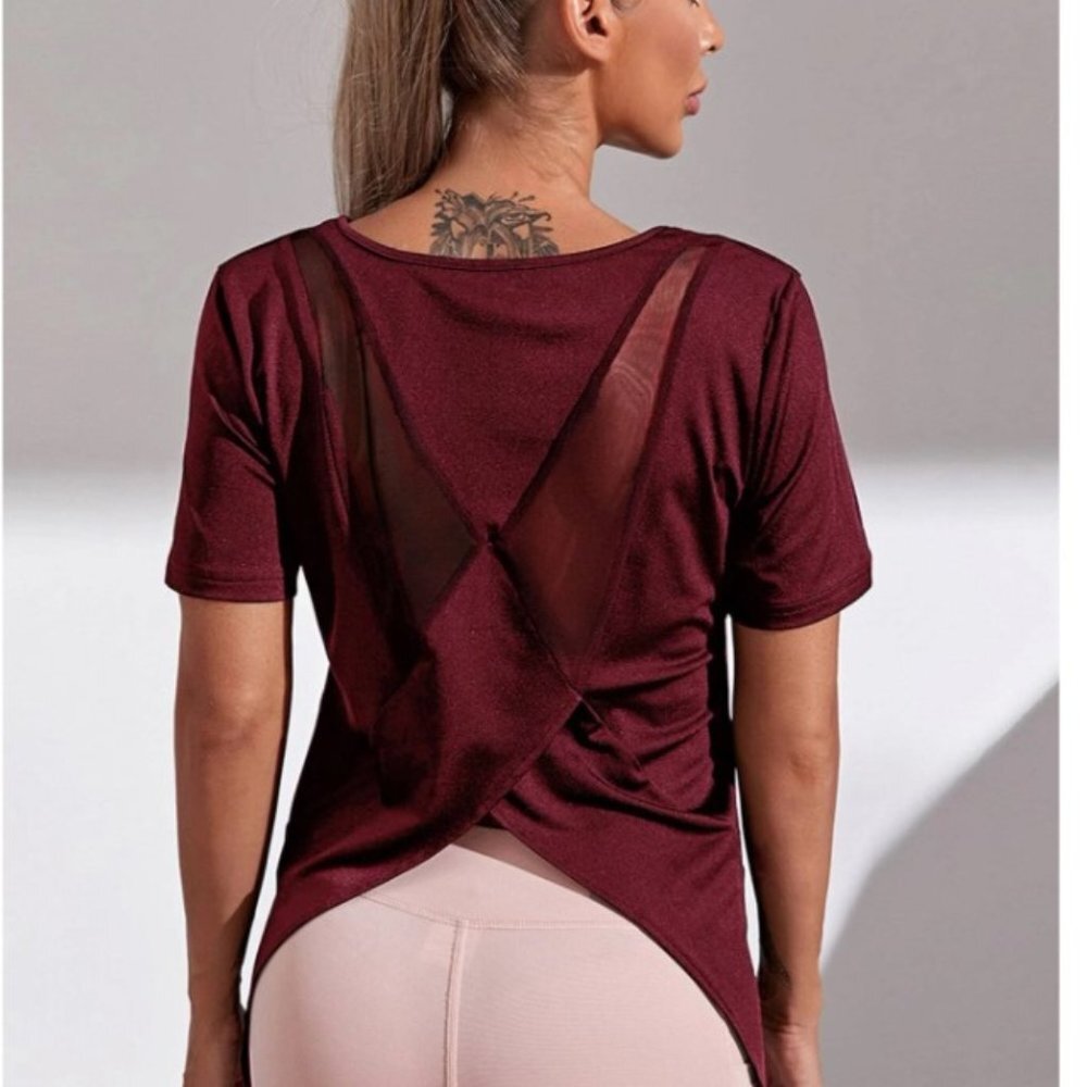 Sports t-shirt with solid color contrast mesh Size M